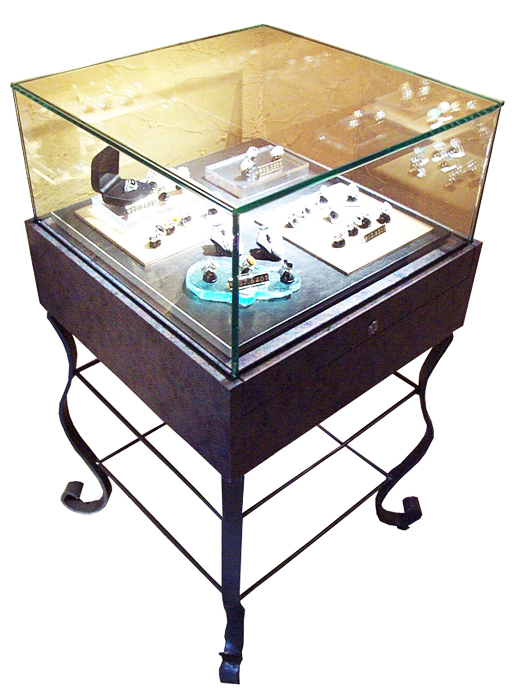 金物脚のガラスケース家具制作例ボタン